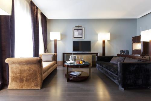 Senior Suite (1-2 Adults)