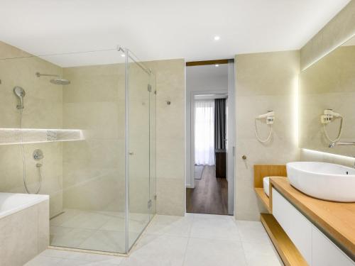 Deluxe Suite with King Bed 
