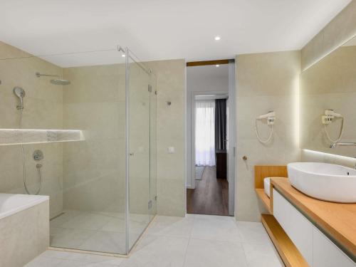 Deluxe Suite with King Bed 