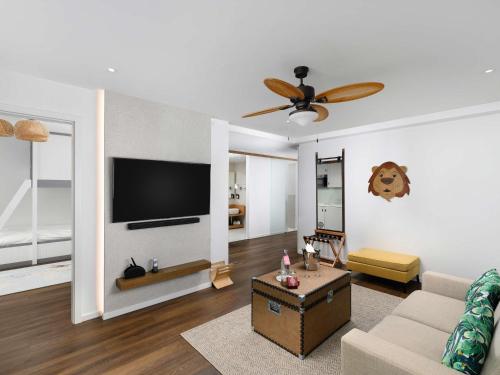 Deluxe Suite with King Bed 