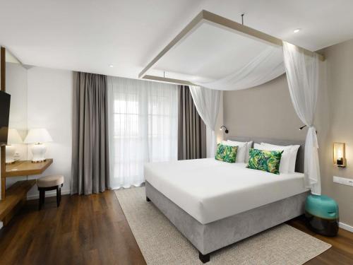 Deluxe Junior King Suite
