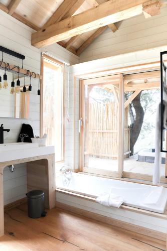 Cabane dans les Arbres avec Jacuzzi