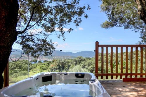 Cabane dans les Arbres avec Jacuzzi