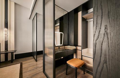 Traders, Twin Bed, Sea View