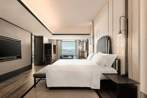 Traders, King Bed, City View