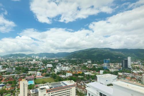 One-Bedroom Grand King Loft Suite with Skyline View