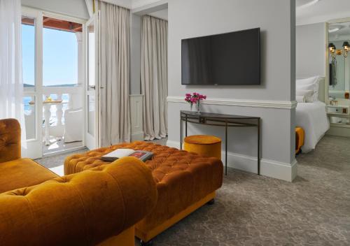 Penthouse Suite with Balcony and Sea View