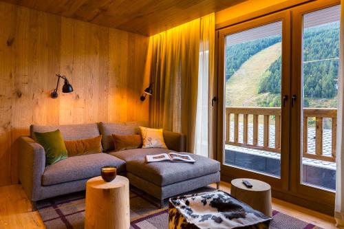 Apartment with Mountain View