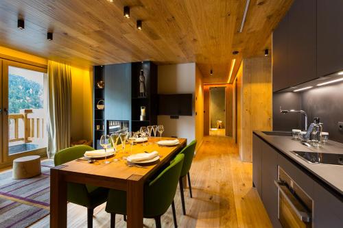 Apartment with Mountain View
