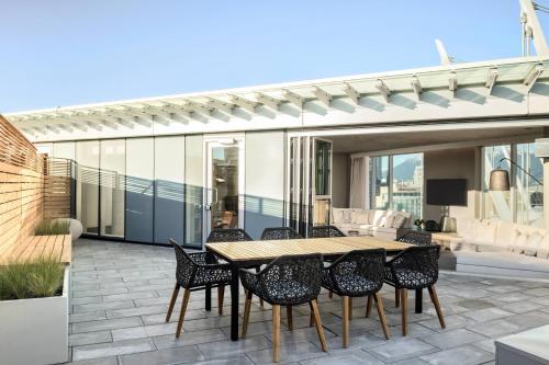 One-Bedroom Bi-level King Suite with Stadium View