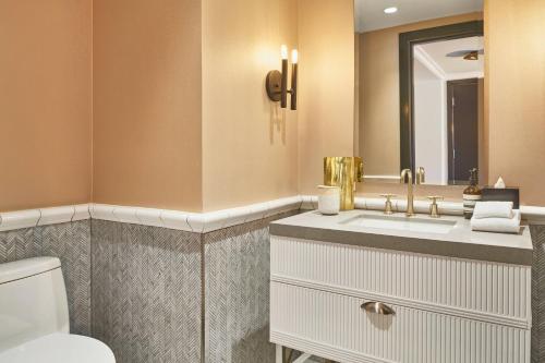 One-Bedroom Bi-level King Suite with Stadium View