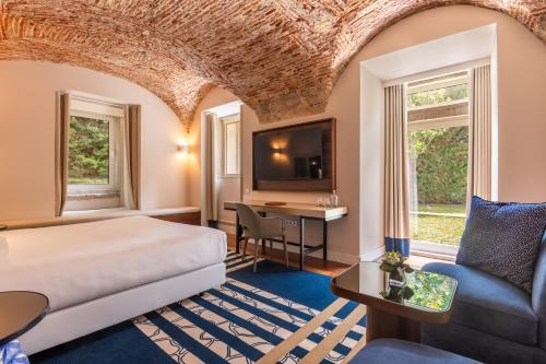 King Suite with Pool View