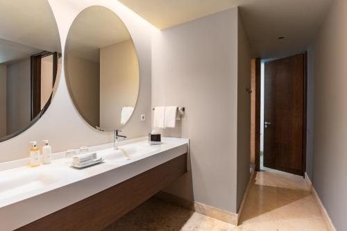 King Suite with Pool View
