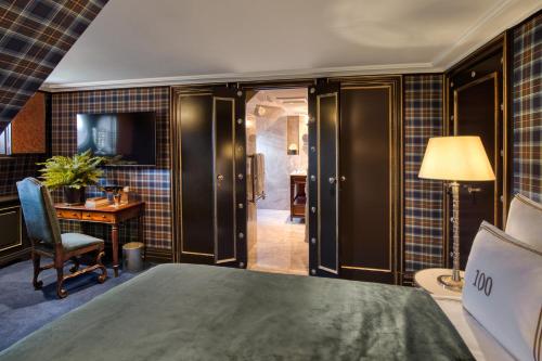 Deluxe Double Room with Castle View