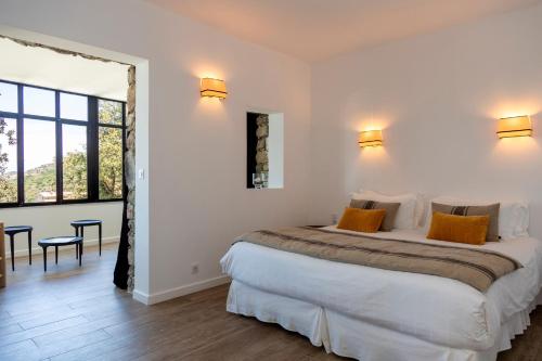 King Suite with Pool View