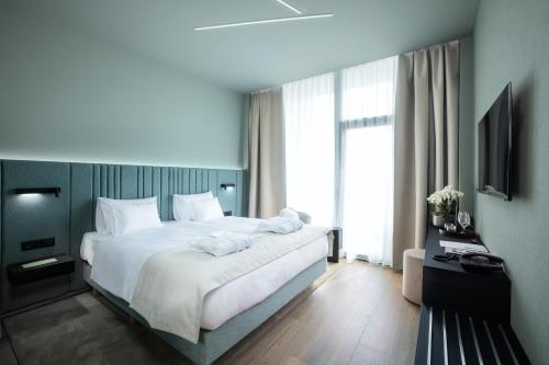 Deluxe Double or Twin Room with Mountain View
