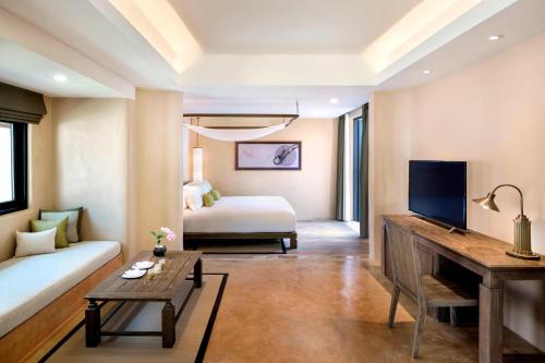 Grand Deluxe, Guest room, 1 King, Sofa bed