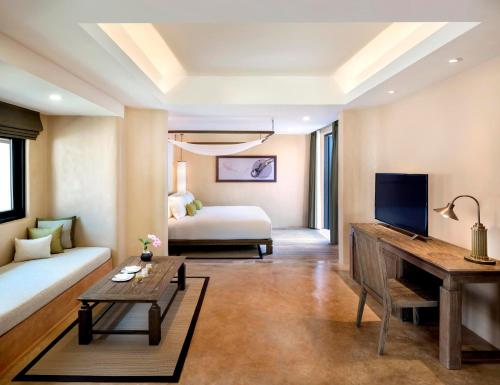 Grand Deluxe, Guest room, 1 King, Sofa bed