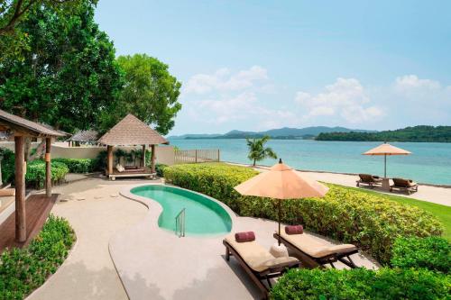 One-Bedroom Beachfront Villa with Sofa Bed and Private Pool
