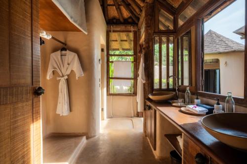 One-Bedroom Beachfront Villa with Sofa Bed and Private Pool