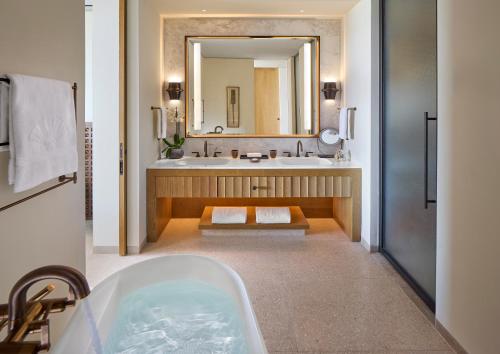 Bay View Junior Suite Accessible King or Twin