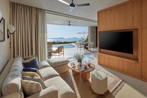 Outdoor-Connected Mandarin Pool Villas