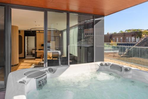 Deluxe Suite with Spa Bath