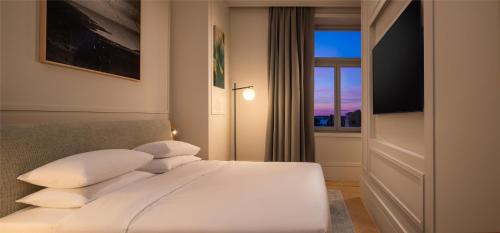 Suite with Corner View