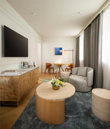 Suite with Corner View