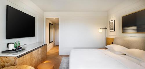Deluxe Room with One King Bed, Balcony and Sea View