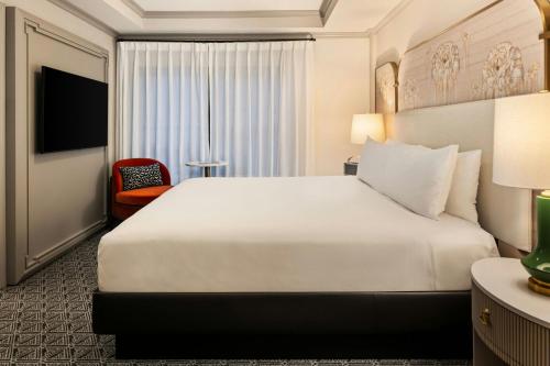 Queen Room with Adapted Tub - Mobility and Hearing Accessible