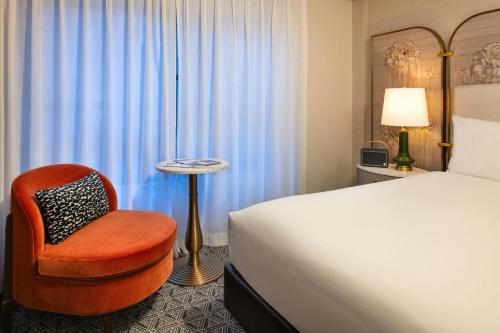 Queen Room with Adapted Tub - Mobility and Hearing Accessible