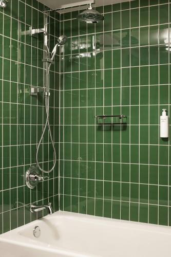 Queen Room with Adapted Tub - Mobility and Hearing Accessible