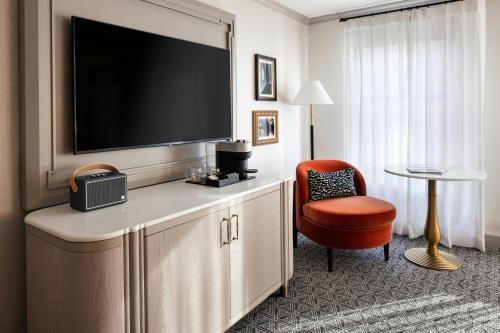 Deluxe Room with Two Queen Beds, Adapted Tub and City View - Mobility and Hearing Accessible