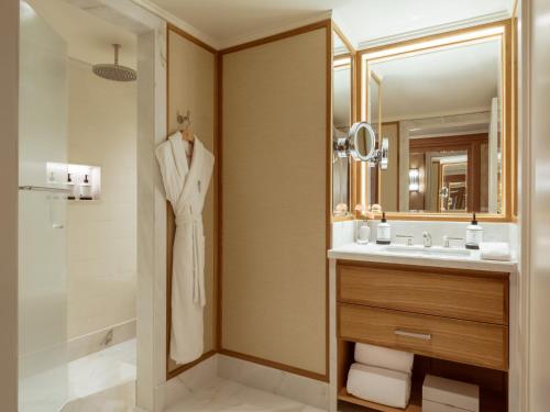 Deluxe King Accessible Room