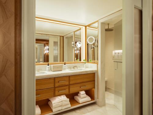 Grand Deluxe King Room