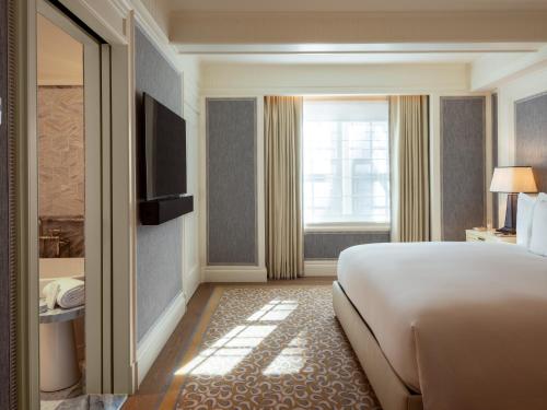 Grand Deluxe Accessible Suite