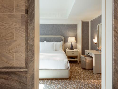 Grand Deluxe Accessible Suite