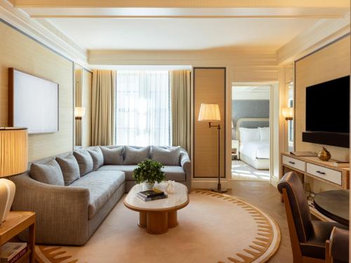 Grand Deluxe Accessible Suite