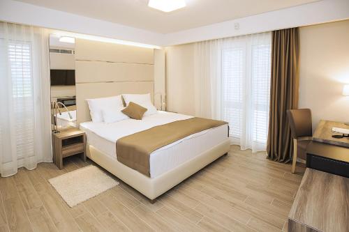 One-Bedroom Suite with Terrace and Sea View
