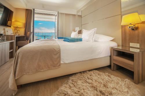 Two Connecting Double Rooms with Sea View