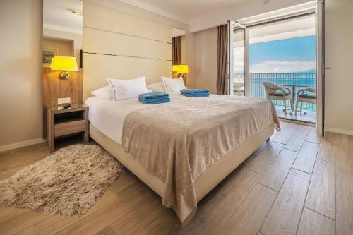 Two Connecting Double Rooms with Sea View