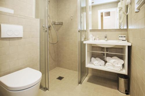 Two Connecting Double Rooms with Sea View