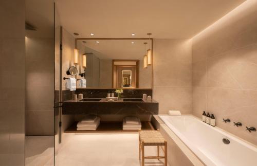FAIRMONT King - 56sm, undisrupted view of Gibraltar, coffee and tea facilities, terrace