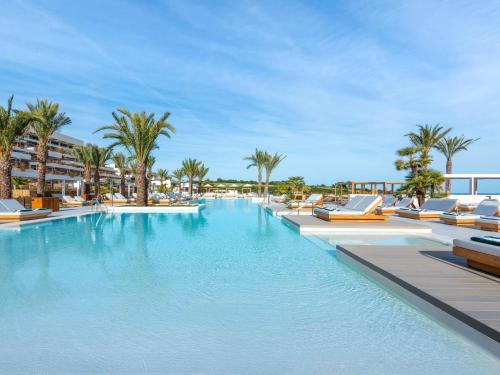 FAIRMONT POOL VIEW King - 56sm, closer to the pool, sofa, large outdoor sitting area