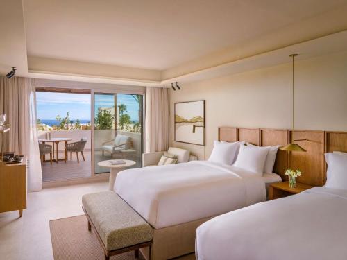 DELUXE SEA VIEW 2 Queen - 56sm, sofa, large outdoor terrace, coffee and tea facilities