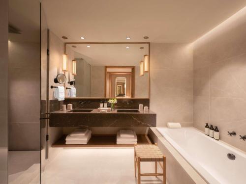 3 BEDROOM SEA FRONT SUITE 2 King 1 Queen with Pool - 370sm, full kitchen, living room