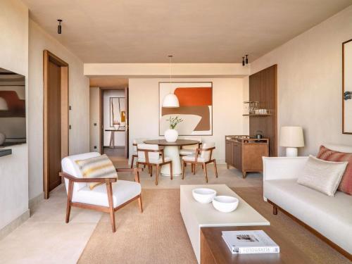 3 BEDROOM SEA FRONT SUITE 2 King 1 Queen with Pool - 370sm, full kitchen, living room