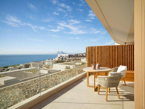 3 BEDROOM SEA FRONT SUITE 2 King 1 Queen with Pool - 370sm, full kitchen, living room