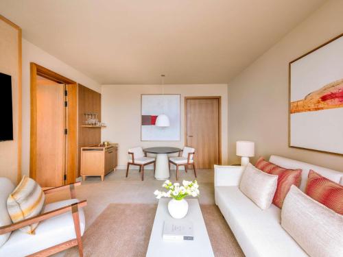 3 BEDROOM SEA VIEW SUITE 3 King with Pool and Hot Tub - 290sm, full kitchen, living area